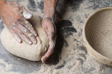 Erkek eller hamur yoğurur un serpilmiş, yakın plan.