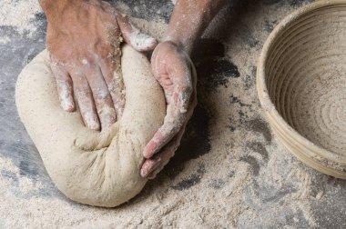Erkek eller hamur yoğurur un serpilmiş, yakın plan.
