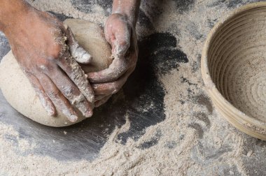 Erkek eller hamur yoğurur un serpilmiş, yakın plan.