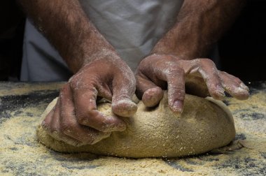 Erkek eller hamur yoğurur un serpilmiş, yakın plan.