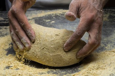 Erkek eller hamur yoğurur un serpilmiş, yakın plan.