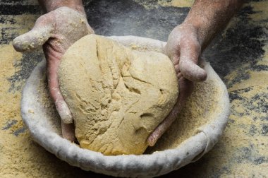 Erkek eller hamur yoğurur un serpilmiş, yakın plan.