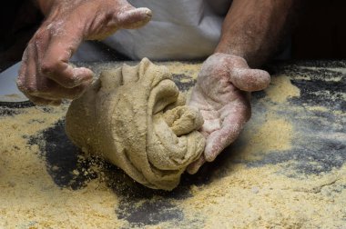 Erkek eller hamur yoğurur un serpilmiş, yakın plan.