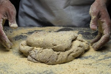 Erkek eller hamur yoğurur un serpilmiş, yakın plan.