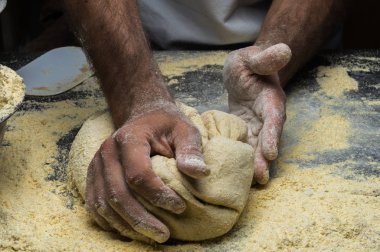 Erkek eller hamur yoğurur un serpilmiş, yakın plan.