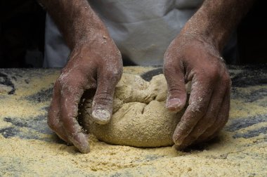 Erkek eller hamur yoğurur un serpilmiş, yakın plan.