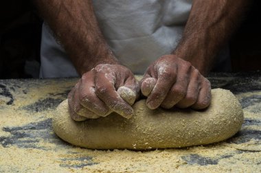 Erkek eller hamur yoğurur un serpilmiş, yakın plan.