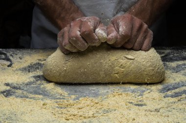 Erkek eller hamur yoğurur un serpilmiş, yakın plan.