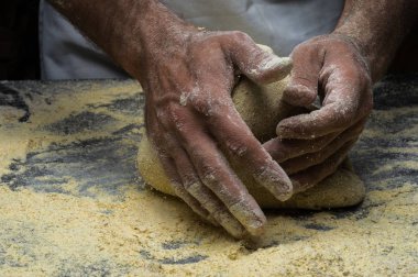 Erkek eller hamur yoğurur un serpilmiş, yakın plan.