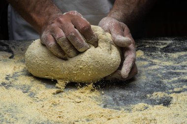 Erkek eller hamur yoğurur un serpilmiş, yakın plan.