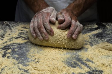 Erkek eller hamur yoğurur un serpilmiş, yakın plan.