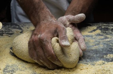 Erkek eller hamur yoğurur un serpilmiş, yakın plan.