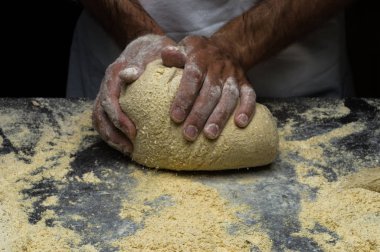 Erkek eller hamur yoğurur un serpilmiş, yakın plan.