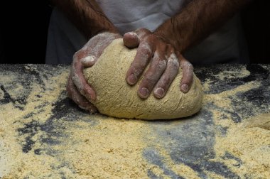 Erkek eller hamur yoğurur un serpilmiş, yakın plan.