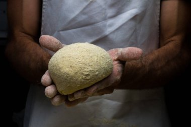 Erkek eller hamur yoğurur un serpilmiş, yakın plan.