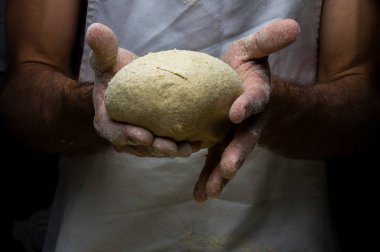 Erkek eller hamur yoğurur un serpilmiş, yakın plan.