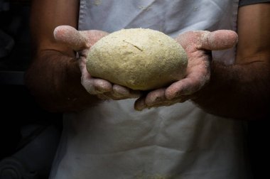 Erkek eller hamur yoğurur un serpilmiş, yakın plan.