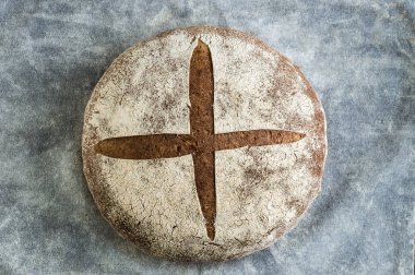 Gri arka planda taze ev yapımı ekmek. Kıtır. Fransız ekmeği. Leavenda ekmek. Mayasız ekmek