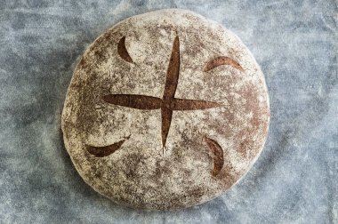 Gri arka planda taze ev yapımı ekmek. Kıtır. Fransız ekmeği. Leavenda ekmek. Mayasız ekmek