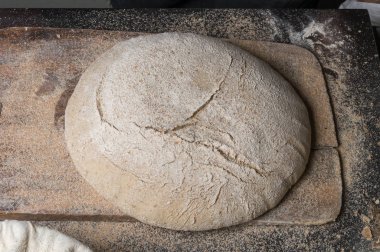 Fırıncı ekmek pişiriyor. Adam hamura un döker. Ekmek yapan adam