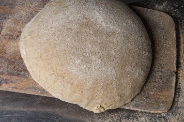 Fırıncı ekmek pişiriyor. Adam hamura un döker. Ekmek yapan adam