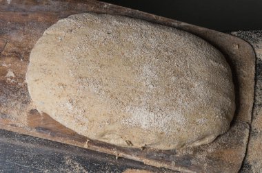 Fırıncı ekmek pişiriyor. Adam hamura un döker. Ekmek yapan adam