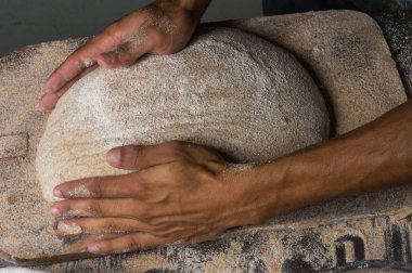 Fırıncı ekmek pişiriyor. Adam hamura un döker. Ekmek yapan adam