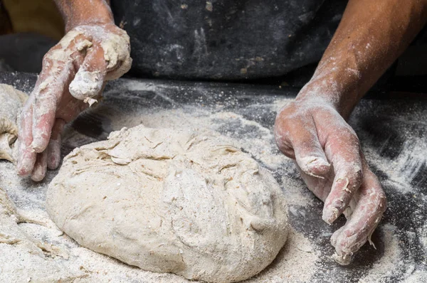 Erkek eller hamur yoğurur un serpilmiş, yakın plan.