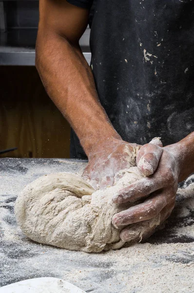 Erkek eller hamur yoğurur un serpilmiş, yakın plan.