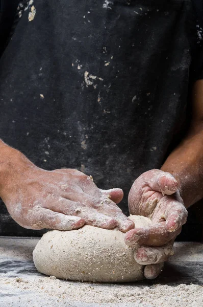 Erkek eller hamur yoğurur un serpilmiş, yakın plan.