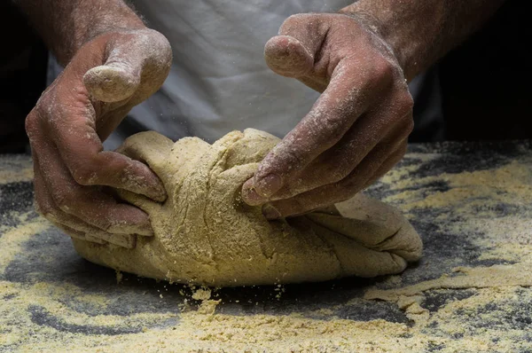 Erkek eller hamur yoğurur un serpilmiş, yakın plan.