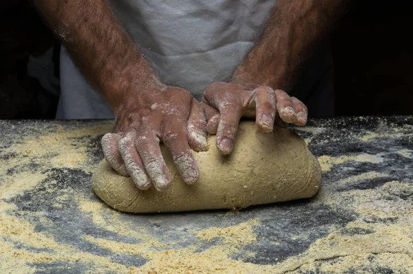 Mains Masculines Pétrissant Pâte Sur Saupoudré Table Farine Gros Plan — Photo