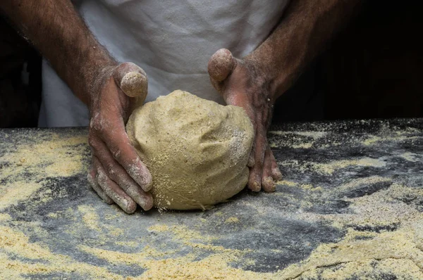 Erkek eller hamur yoğurur un serpilmiş, yakın plan.