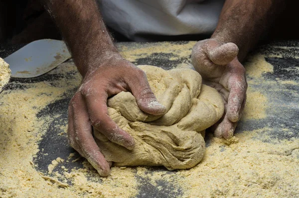 Erkek eller hamur yoğurur un serpilmiş, yakın plan.