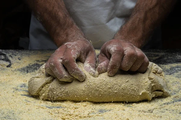 Manos Masculinas Amasando Masa Espolvoreado Con Mesa Harina Primer Plano —  Fotos de Stock