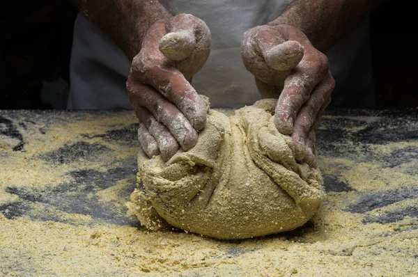 Erkek eller hamur yoğurur un serpilmiş, yakın plan.