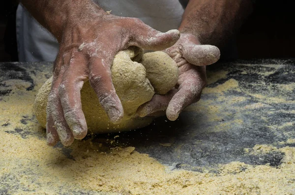 Manos Masculinas Amasando Masa Espolvoreado Con Mesa Harina Primer Plano — Foto de Stock