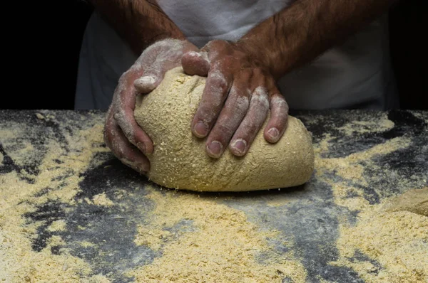 Erkek eller hamur yoğurur un serpilmiş, yakın plan.