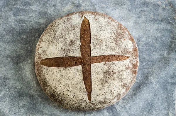 Gri arka planda taze ev yapımı ekmek. Kıtır. Fransız ekmeği. Leavenda ekmek. Mayasız ekmek