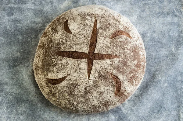 Gri arka planda taze ev yapımı ekmek. Kıtır. Fransız ekmeği. Leavenda ekmek. Mayasız ekmek