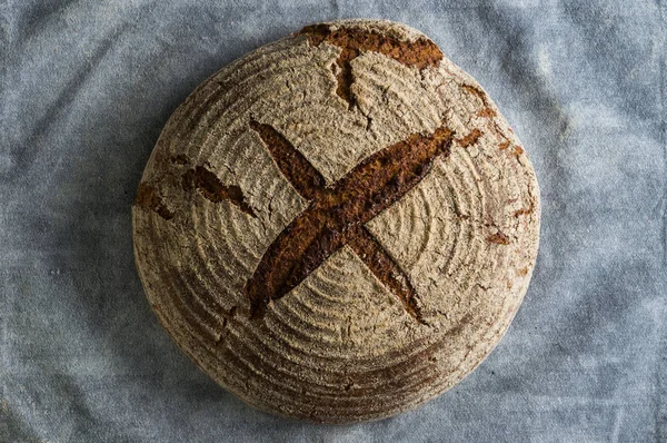 Fırın ekmek üreticileri - altın rustik huysuz somun ekmek ve siyah kara tahta zemin üzerine buns. Natürmort (üstten görünüm yukarıda, düz yatıyordu yakalanan).