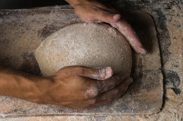 Fırıncı ekmek pişiriyor. Adam hamura un döker. Ekmek yapan adam