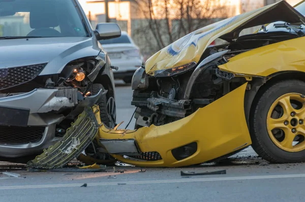 Due auto si sono schiantate — Foto Stock