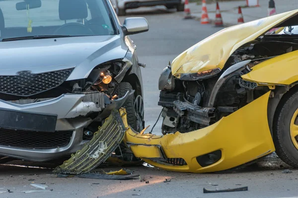 Zwei Autos kollidierten — Stockfoto