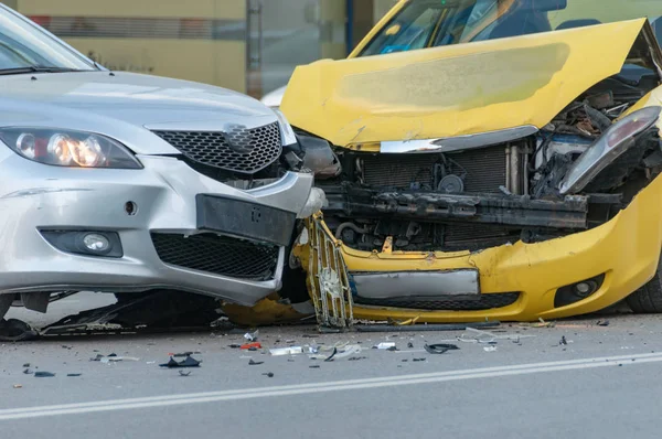 Zwei Autos kollidierten — Stockfoto