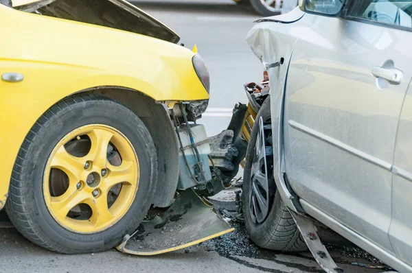 Due auto si sono schiantate — Foto Stock