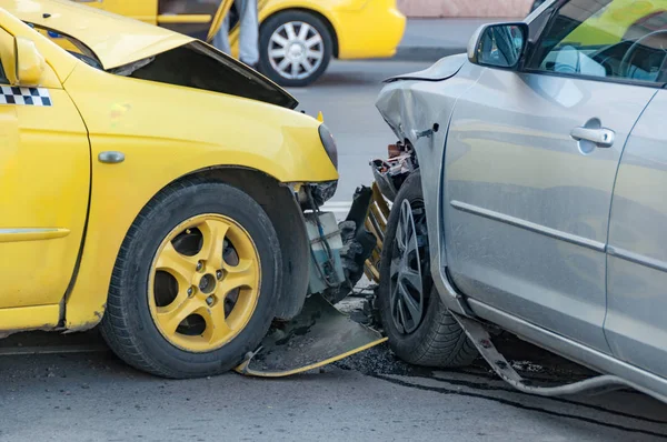 Due auto si sono schiantate — Foto Stock