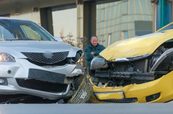 Due auto si sono schiantate — Foto Stock