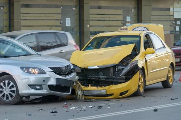 Due auto si sono schiantate — Foto Stock