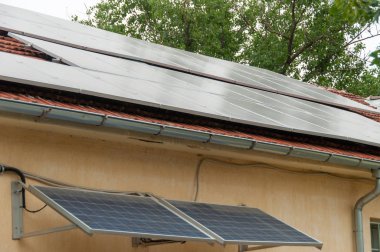 Kırmızı çatıdaki güneş paneli